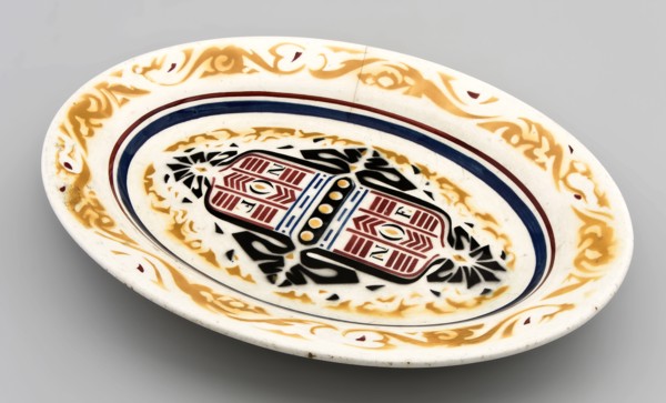 Manufacturer: Petrus Regout & Co. (De Sphinx), Multicolored oval dish with NOF, bowl crockery holder ceramic pottery glaze