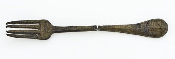 Small fork with four teeth, broken into two parts, fork cutlery soil find tin metal, parts) Pewter fork in two parts