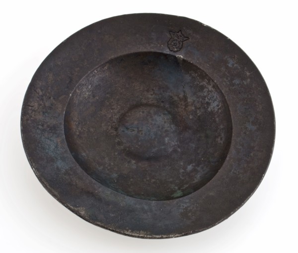Small pewter dish with bevelled edge and partly curved bottom, marked, plate crockery holder soil find tin, cast Small tin plate