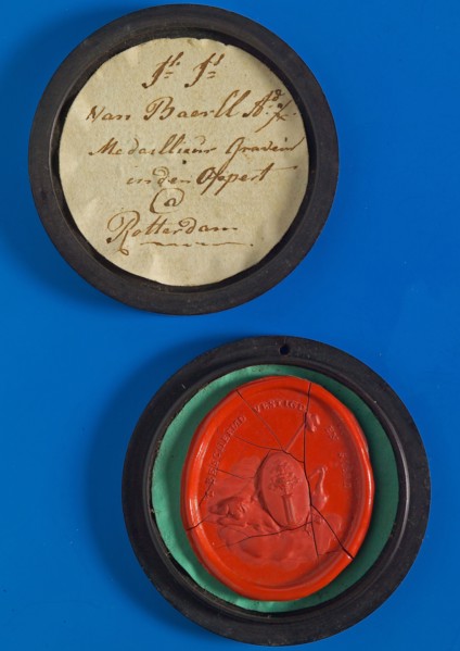 graveur en stamp cutter: J.J. van Baerll, Wax seal of stamp cutter Van Baerll in round coromandel box with lettering