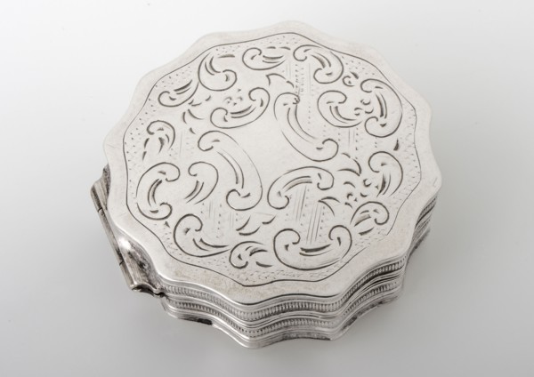 Silver round, scalloped pillbox, pill box peppermint box box holder silver, forced insertion Round box refurnished Hinged lid