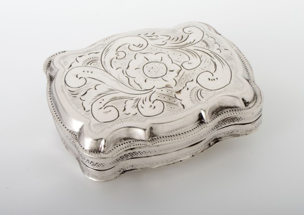 Silver elongated, scalloped pillbox, pillbox peppermint box box holder silver, forced engraved Rectangular patterned base