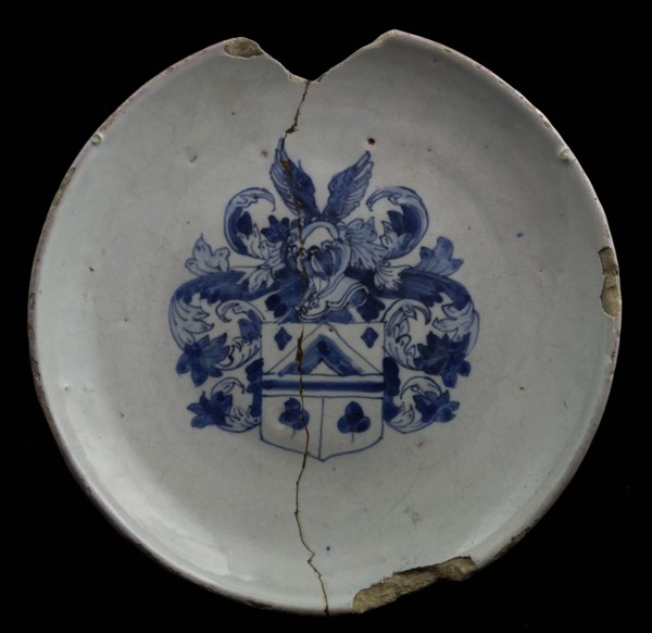 Faience plate on wide stand ring, blue on white ground, weapon dish, plate crockery holder soil find ceramic pottery glaze tin