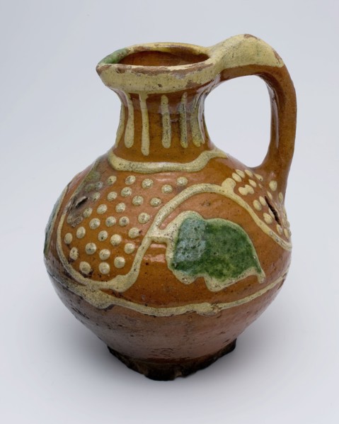 Oil jug, with silt decoration, ear and schenklip, oil jug holder soil find ceramic pottery clay engobe glaze lead glaze, petite