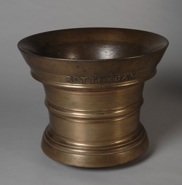 Brass mortar with ROTTERDAM, auger equipment brass, cast Cylindrical upwardly widening body. Raised base with ascending profile