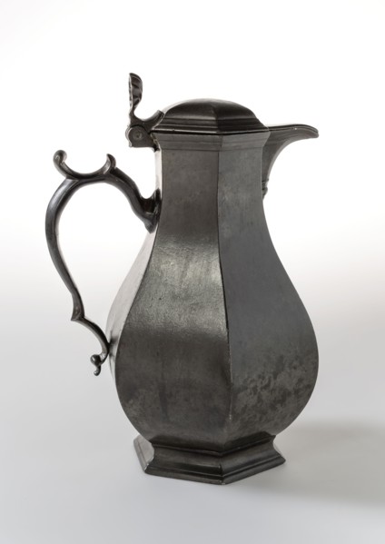 Tinsmith: Hendrik Jacobus van Kleef I, Hexagonal pear-shaped jug with sneb, question mark-shaped ear and hinging lid, snebkan