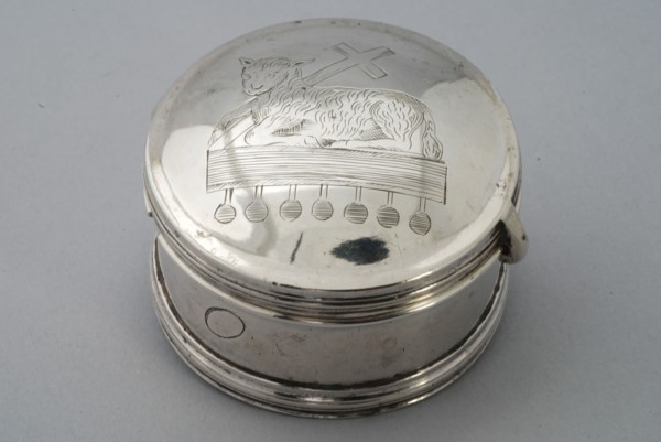 Rudolph Sondag, Chrismatorium with engraved representation of Lam Gods on lid, chrismatorium liturgisch vat holder silver gold