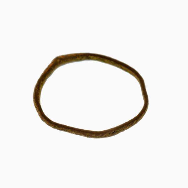 Narrow copper ring decorated with cord decoration, ring jewel clothing accessory clothing soil find copper bronze metal d 0,1