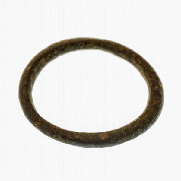 Copper ring, ring part soil find copper bronze metal d 0,3, cast Slightly flat copper or bronze ring Some irregular shape.