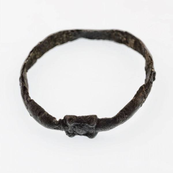 Tin ring with small pseudo-stone, ring ornament clothing accessory clothing soil find tin metal d 2,4, Pewter ring Curled