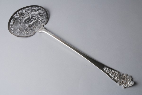 Silversmith: Douwe Eysma, Silver fish shovel, fish scoop ladle spoon kitchenware silver, Silver fish shovel with openwork bowl