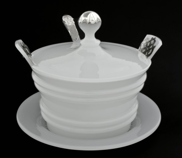 Baksteen en Middendorp, Opaline glass bowl bowl with lid, on saucer and with spoon, bowl crockery holder glass silver, bowl