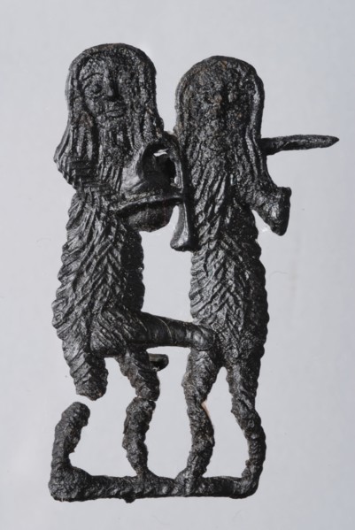 Pewter pin freeing couple with bagpipes, pin jewelry clothing accessory clothing soil find tin lead metal, cast Pewter pin free