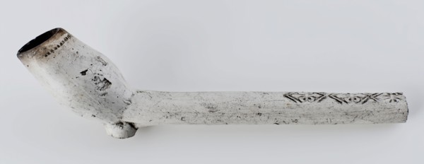 White clay pipe, marked with stalk decorated with fleur de lis stamps, clay pipe smoking equipment smoke floor pottery ceramics