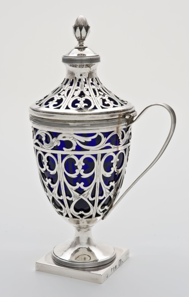 Silversmith: Rudolph Sondag, Silver mustard pot with blue glass inner box, mustard pot pottery holder silver glass, sawn cast