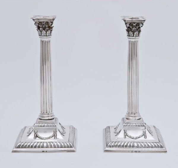 Silversmith: Cornelis Knuijsting, Silver candlestick in the form of corinthian column with capital on square foot decorated