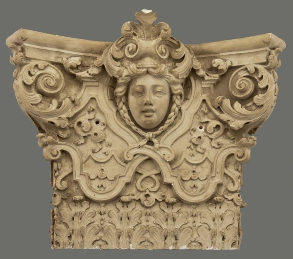 Kapiteel of pilaster, decorated with woman's head and acanthus motifs in relief, capitals building component gypsum paint, d 14.