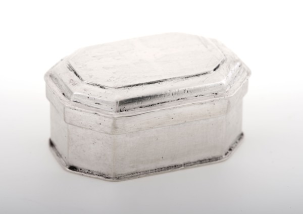 Silver eight-sided box with lid, box holder silver, d 2.4