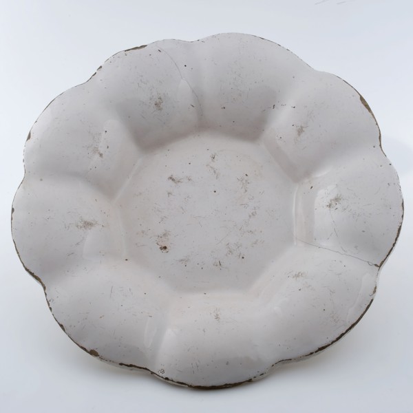 Earthenware folding dish, entirely white glazed, on stand, folding dish bowl holder ceramic earthenware glaze tinglaze, fried