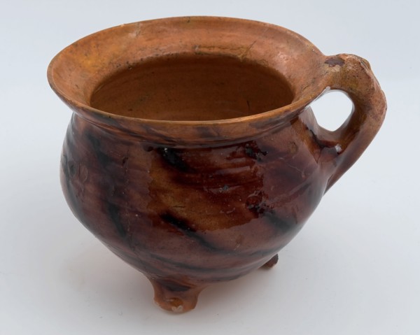 Earthenware cooking jug, white shard, glazed in yellow and brown, bandoor, on three legs, cooking jug