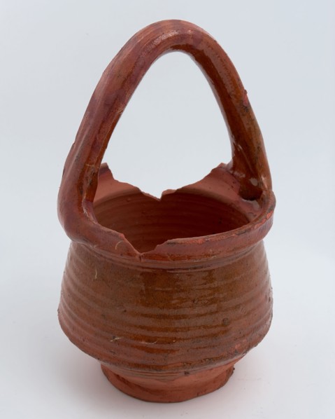 Earthenware stain, red shard, externally glazed, long handle or handle, on stand, stoneware soil found ceramic earthenware glaze