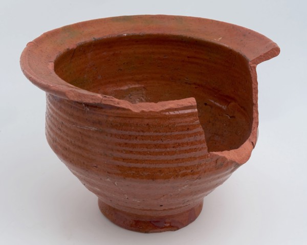 Pottery chamber pot, red shard, glazed, one vertical sausage ear, on stand, pot holder sanitary earthenware ceramic earthenware
