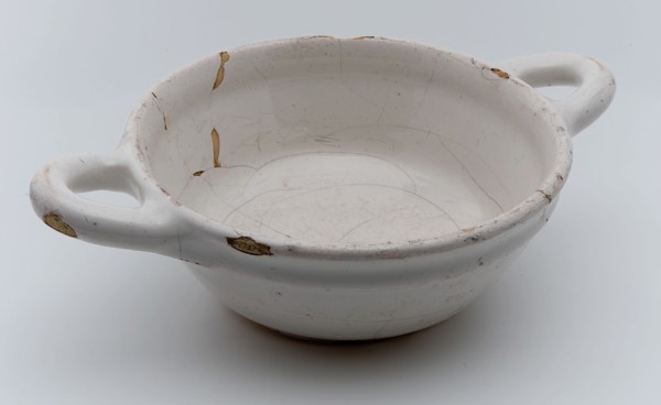 Earthenware pap bowl, yellow shard, white glazed, two sausage ears, on stand, papkom bowl crockery holder earth discovery