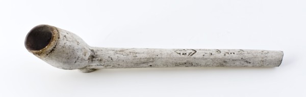 White clay pipe, marked with stalk decorated with fleur de lis stamps, clay pipe smoking equipment smoke floor pottery ceramic