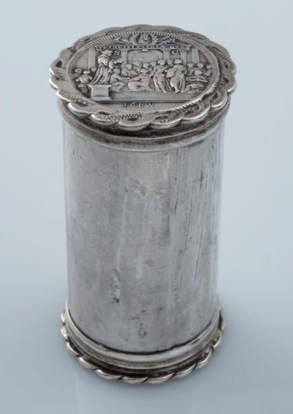 design: Romeyn de Hooghe, Toolbox, with image Erasmus, city weapon Rotterdam and principi patriae que, 1689, token sleeve tube
