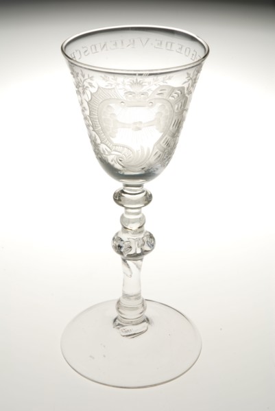 Chalice glass engraved with rocaille with two shaking hands and DE. GOOD. FRIENDSHIP, wine glass drinking glass drinking