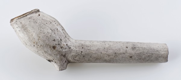 White clay pipe, unnoticed, smooth handle, small oval heel, clay pipe smoking equipment smoke floor pottery ceramics pottery