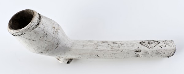 White clay pipe, marked with stalk decorated with fleur de lis stamps, clay pipe smoking equipment smoke floor pottery ceramics