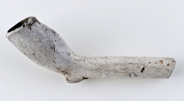 White clay pipe, unnoticed, stem decorated with fleur de lis stamp, clay pipe smoking equipment smoke floor ceramics pottery