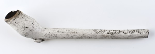 Clay pipe, marked with fleurs de lis stamps decorated handle, clay pipe smoking equipment smoke floor pottery ceramics pottery