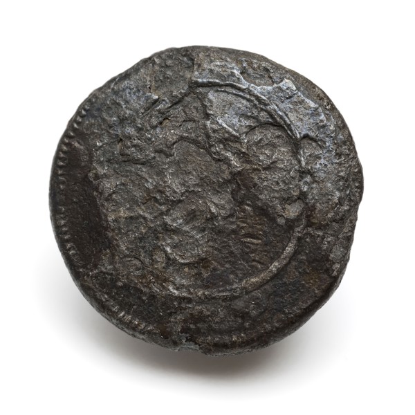 Pewter, flat knot, knot clothing accessory clothing soil find tin metal, cast pewter knot. Schijfvormig Decorated at the top