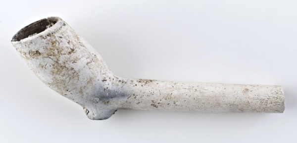 Clay pipe, unnoticed, with smooth handle, clay pipe smoking equipment smoke floor pottery ceramic pottery, pressed finished
