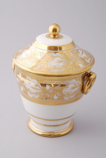 White sugar bowl with gold-colored flower, acorn and leaf decoration, sugar bowl holder coffee service tea set tableware