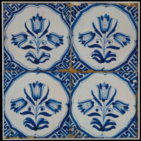 Tile field, four tiles, floral decor, blue on white, three-tiered braces with meanders, tiled field wall tile tile sculpture