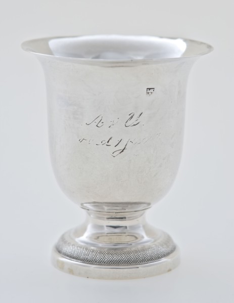 Silversmith: J. Lang & C. Koops, Silver children's cup on foot v U old 1 year, cup holder silver, Cup shaped on round