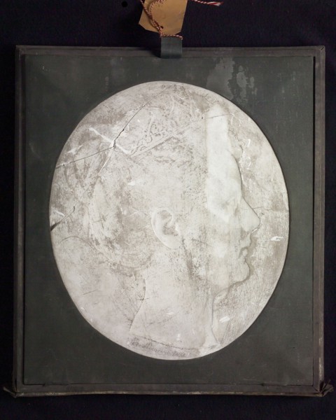 Pier Pander, Oval casting, low relief, portrait Wilhelmina, in profile, to the right, casting sculpture gypsum, signed Pier