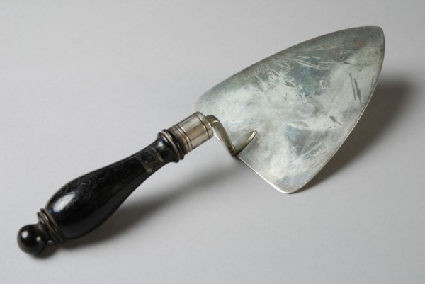Silversmith: Baksteen en Middendorp, Silver trowel first stone foundation for statue of Piet Hein in Delfshaven, engraved with H