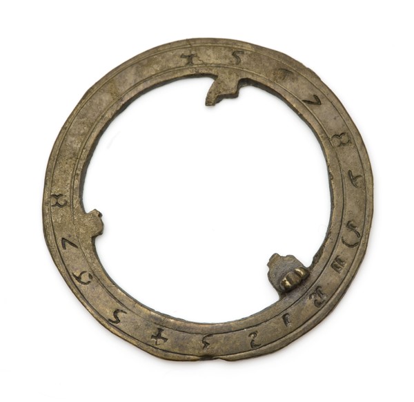 Fragment of pocket sundial, sundial measuring instrument ground find brass metal h 0.4, cast engraved engraved Pocket sundial