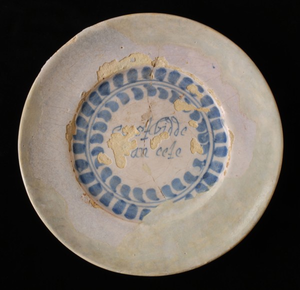 Pottery plate with saying FIRST PRAYED THEN EETE in blue on white ground, plate dish crockery holder soil find ceramic