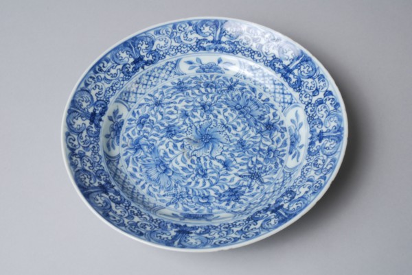 Plate with acanthus tendrils, medallions with flower motifs and peony, plate crockery holder ceramic porcelain glaze, baked