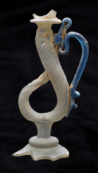 Trunk of drinking glass consisting of twisted curl and blue ear on one side, drinking glass drinking utensils tableware holder