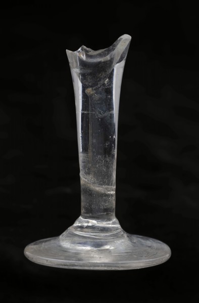 Stem of chalice on foot, slender and short trunk, pontil brand, drinking glass drinking utensils tableware holder fragment soil