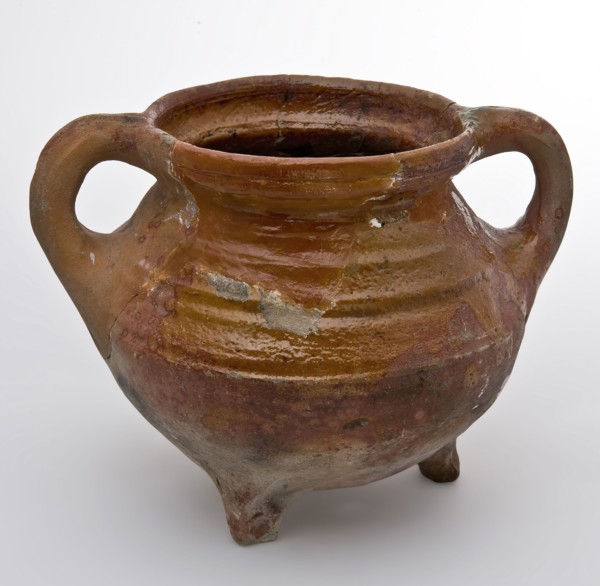 Pottery grape on three legs, two sausage rolls, sparingly glazed, five holes in the bottom, colander sieve grape cooking pot