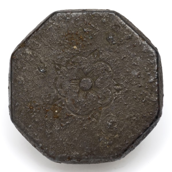 Metal button, octagonal, in the middle rose, knot clothing accessory clothing soil find copper brass metal, engraved Flat metal