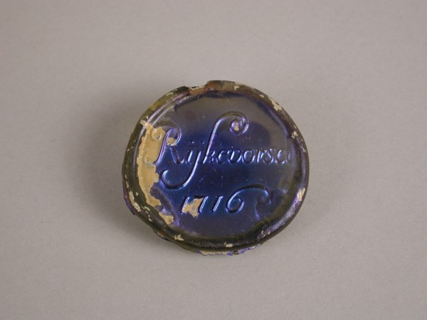 Glass seal with Rijkevorsel 1716, seal bottle holder soil find glass forest glass, free blown stamped Glass seal with text