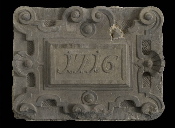 Facing brick with text 1716 from the facade of watchmaker William Gib, facing brick sculpture sculpture building component